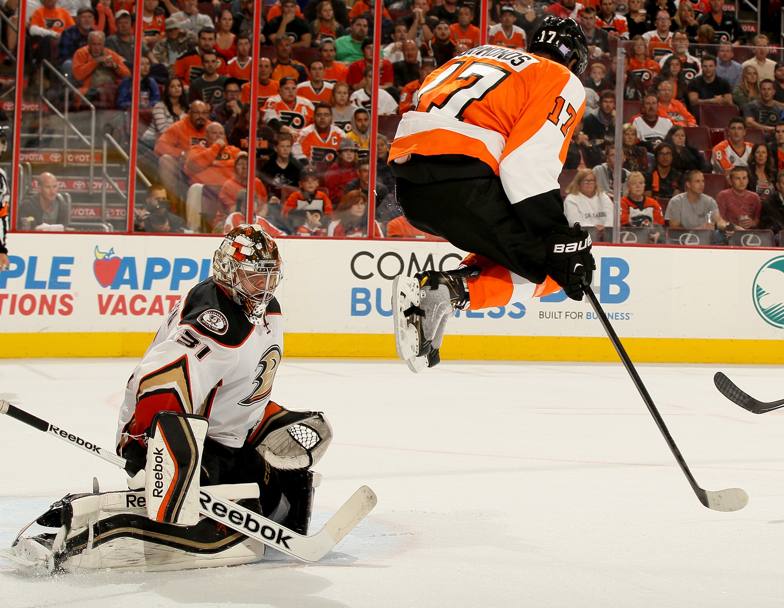 Wayne Simmonds dei Philadelphia Flyers spicca un salto per evitare il tiro di un compagno di squadra contro gli Anaheim Ducks (Afp)